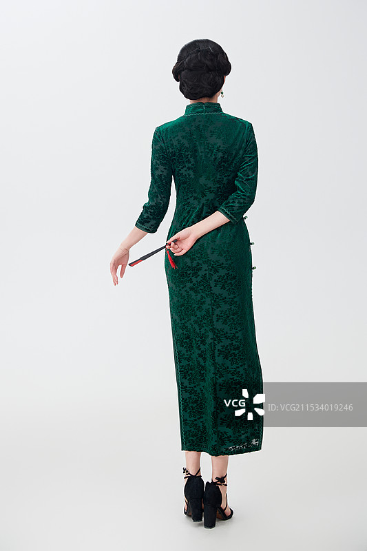 穿着中式旗袍手拿香扇的亚洲美女图片素材