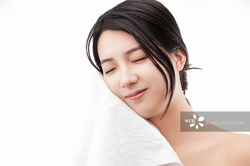 身披旅行外出一次性浴巾的亚洲女性图片素材