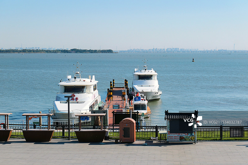 苏州阳澄湖莲花岛码头的游客中心，码头上停靠着游轮图片素材