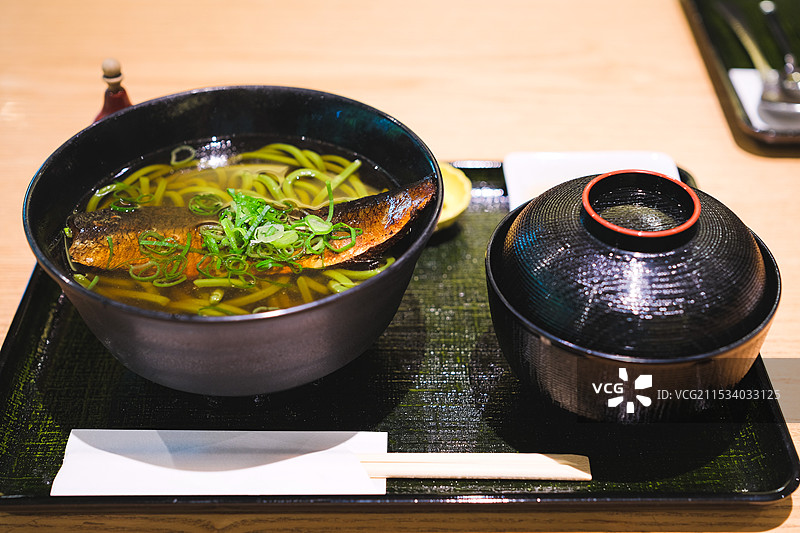 京都宇治茶房内售卖的鲭鱼抹茶乌冬面特写图片素材