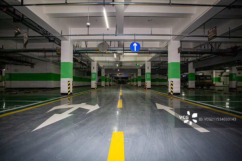 四川省绵阳市室内地下停车场图片素材