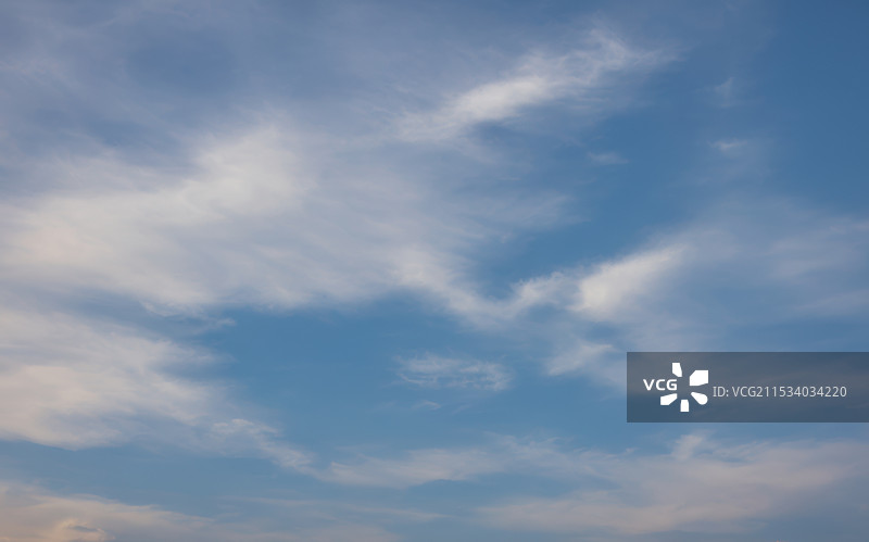 白天多云天空的低角度视图图片素材