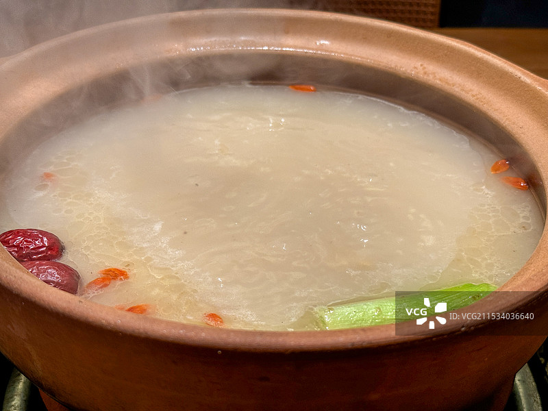 火炉中的羊肉汤图片素材