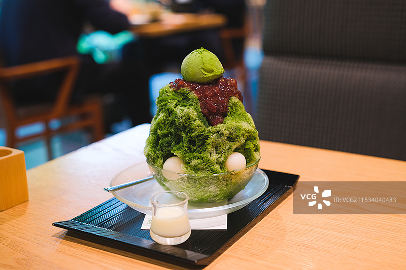 日本京都宇治茶房内售卖的日式抹茶冰激凌冰沙甜品特写图片素材