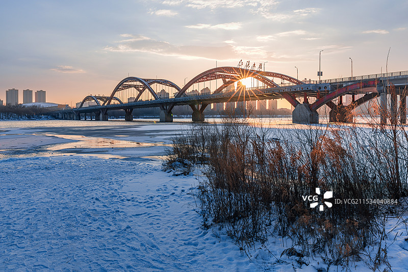 冬天里的吉林市江湾大桥日落图片素材