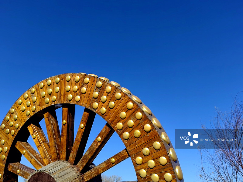 蓝天下的大车轮——拍摄于呼和浩特大黑河郊野公园图片素材