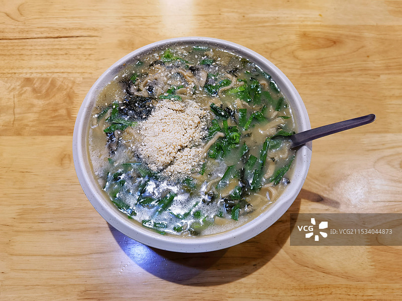 一碗美味暖胃的芝麻叶糊涂面图片素材