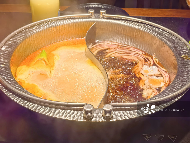 沸腾的鸳鸯火锅汤底图片素材