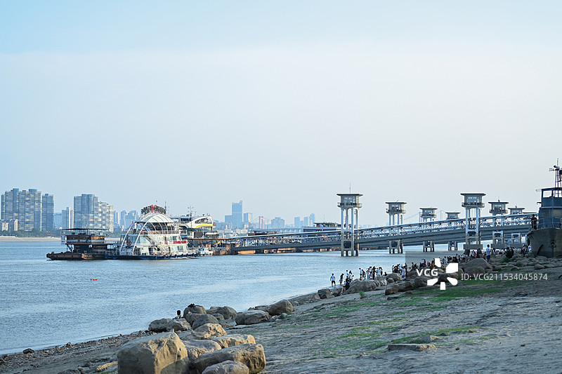 蓝天下的武汉江滩图片素材