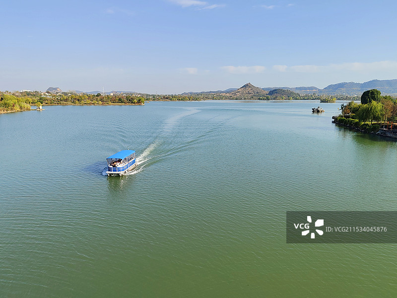 湖北孝感 汉川马口 天屿湖 青山碧水蓝天 游船图片素材