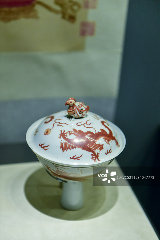 白地红龙天鸡钮高足盖碗 清朝乾隆 河北省承德博物馆图片素材