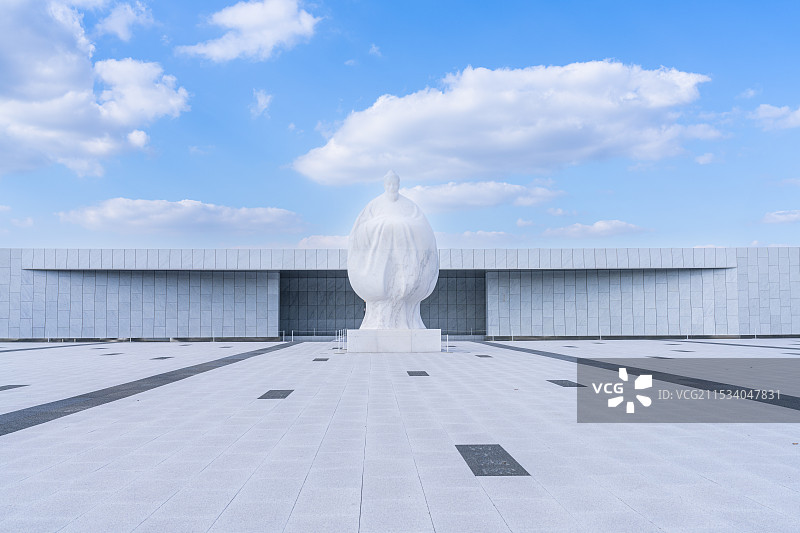 上海奉贤区言子书院广场上的言子雕像图片素材