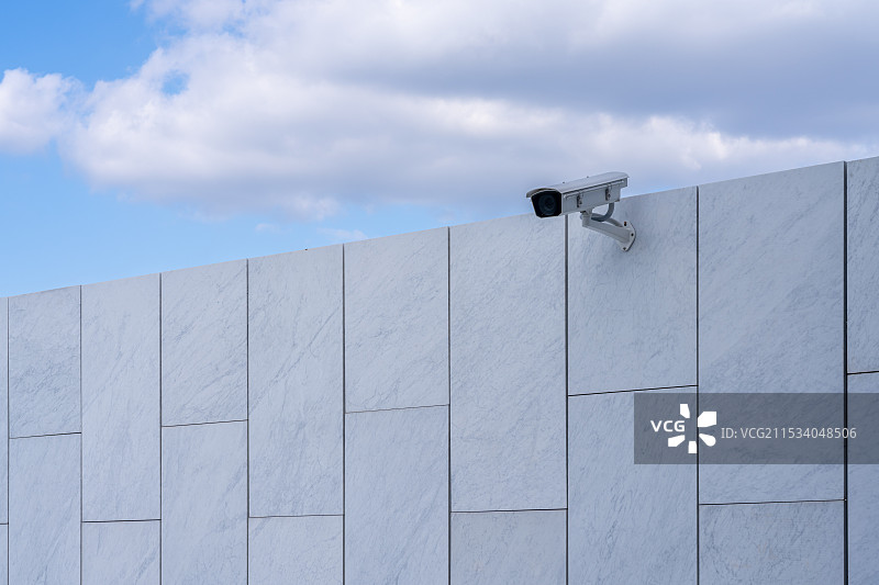 蓝天下的监控摄像头与围墙图片素材
