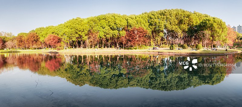 秋日里的倒影图片素材