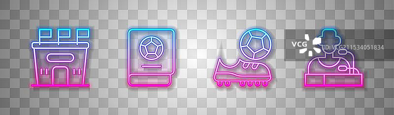 足球场上的学习书籍和鞋子图片素材