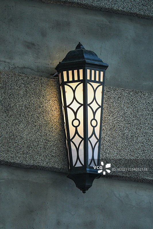 墙上发光的壁灯/路灯特写图片素材
