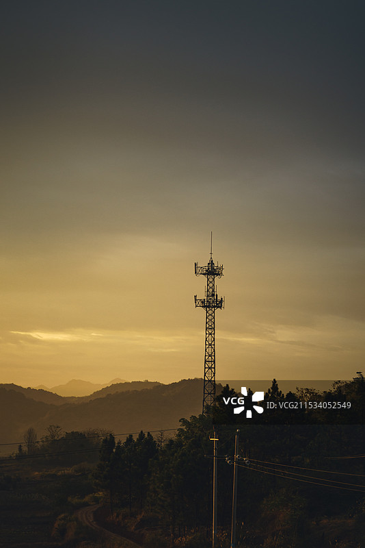 日出时的信号塔图片素材