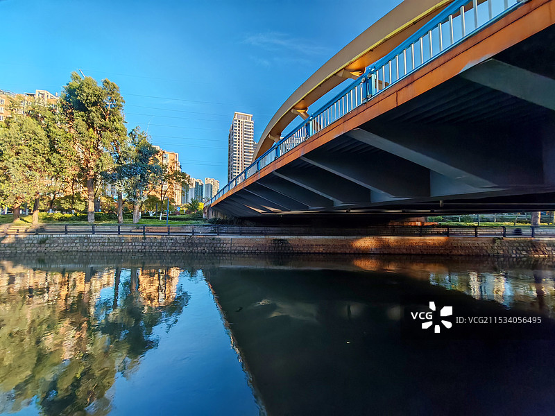 云南昆明穿城河流盘龙江的沿岸风景图片素材