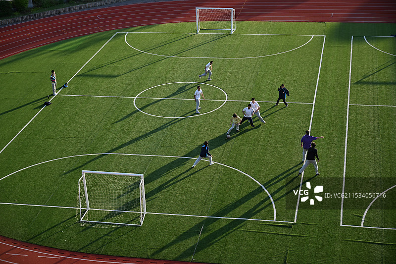 夕阳下的足球少年图片素材