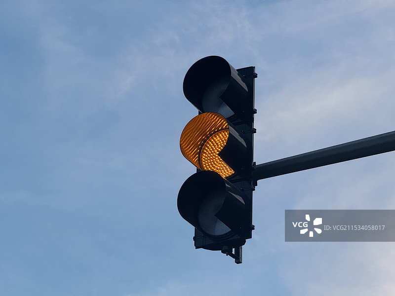 黄色交通信号灯（红绿灯）图片素材