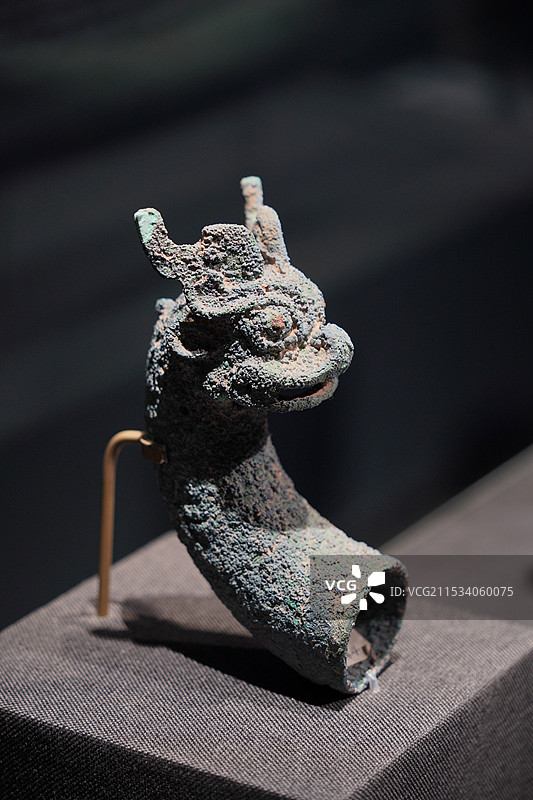 北京市朝阳区中国考古博物馆馆藏古董出土文物先秦商周妇好墓纹饰精美的青铜器青铜龙首龙头装饰图片素材
