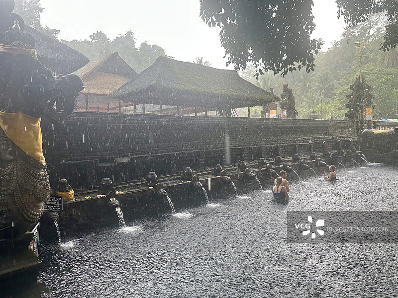 雨中的巴厘岛乌布圣泉寺圣泉洗礼图片素材