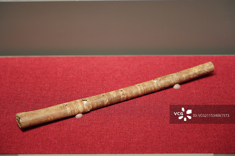 北京市朝阳区中国考古博物馆馆藏古董出土文物文化期二里头遗址夏朝文物骨笛图片素材