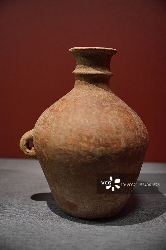 北京市朝阳区中国考古博物馆馆藏古董出土文物文化期红陶器皿罐子图片素材