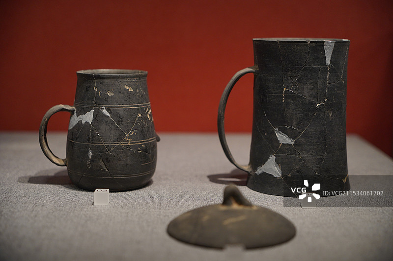 北京市朝阳区中国考古博物馆馆藏古董出土文物文化期二里头遗址夏朝文物黑陶带盖器皿杯子图片素材