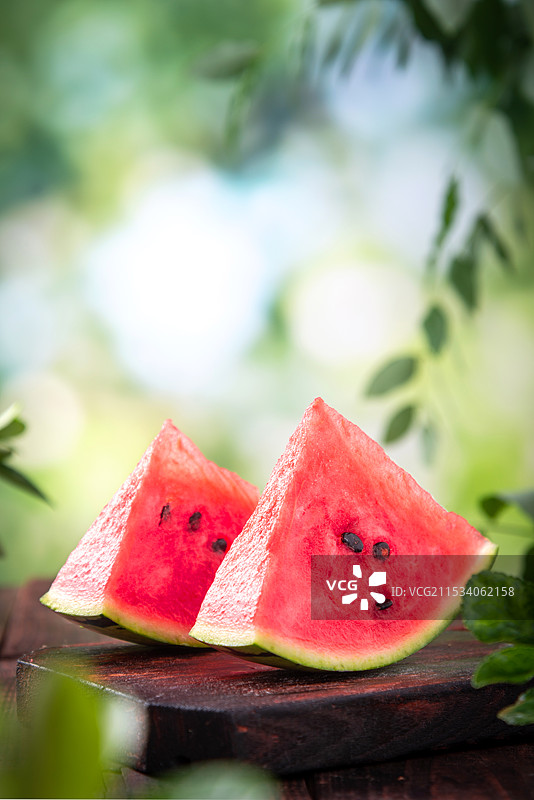 森系背景前的切开的西瓜图片素材