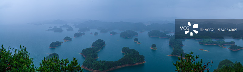 晨雾中的千岛湖图片素材