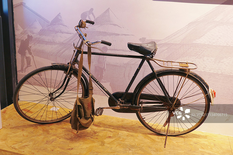 苏州阳澄湖1971仓坊街景，主题文创休闲街区里面的粮仓博物馆，老式自行车图片素材