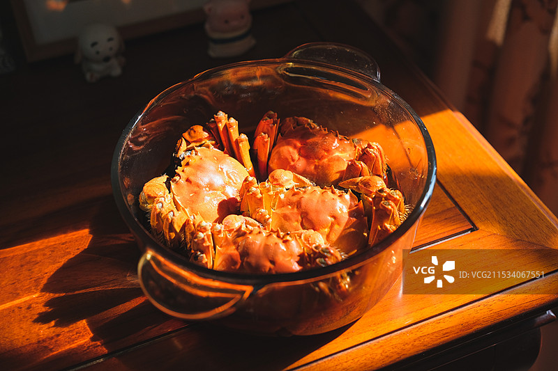 玻璃碗中的花雕酒熟醉大闸蟹图片素材