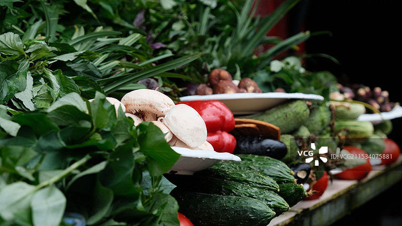 市场摊位出售的蔬菜特写图片素材