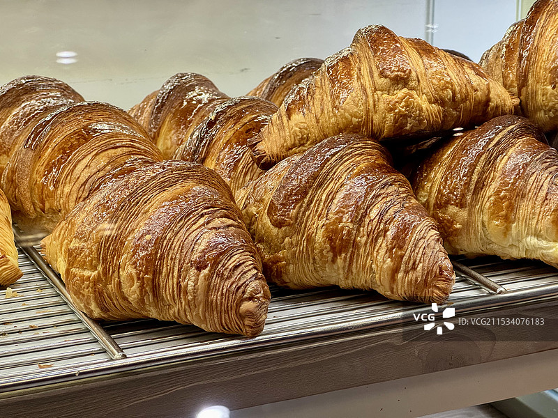 托盘上的原味牛角面包可颂图片素材