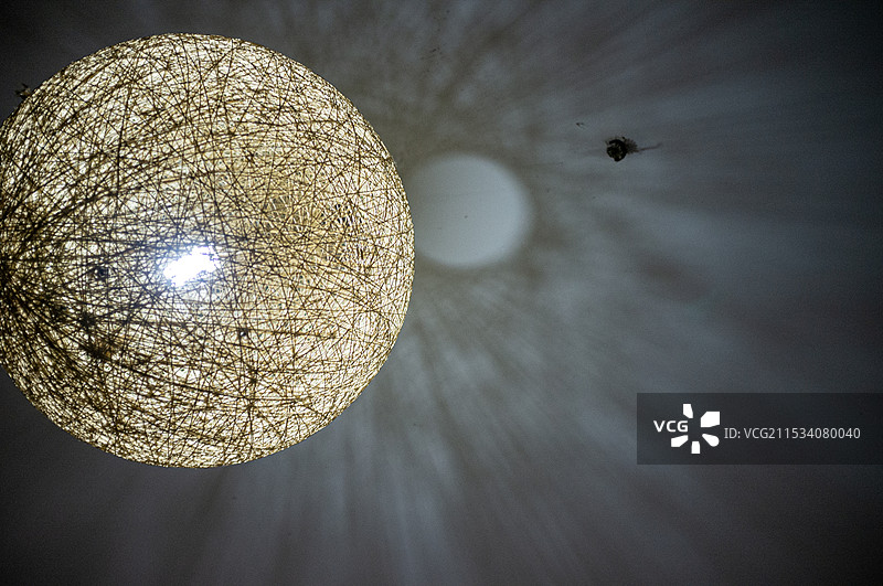 照明灯泡的低角度视图图片素材