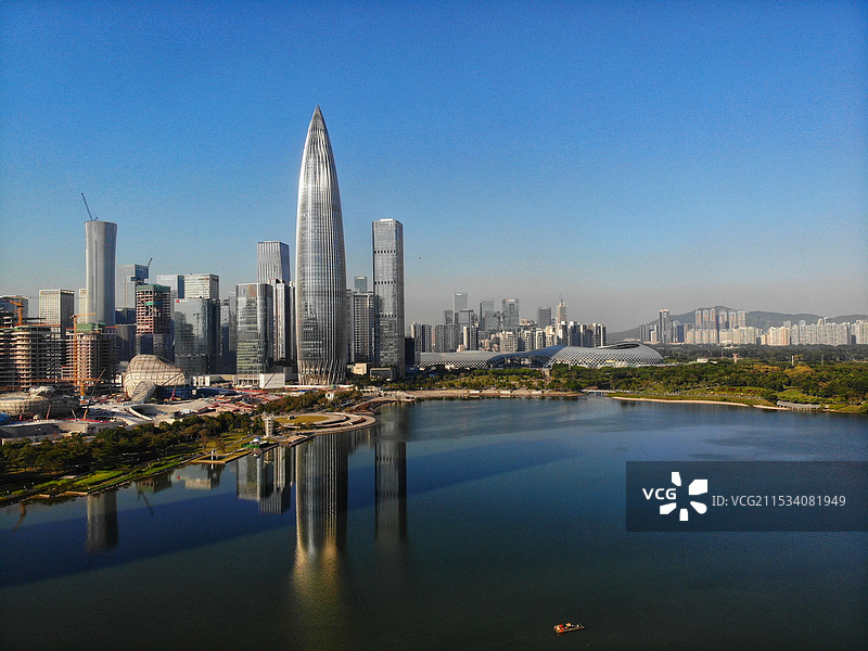 深圳湾航拍深圳湾人才公园航拍，远处为矗立的春笋大厦图片素材