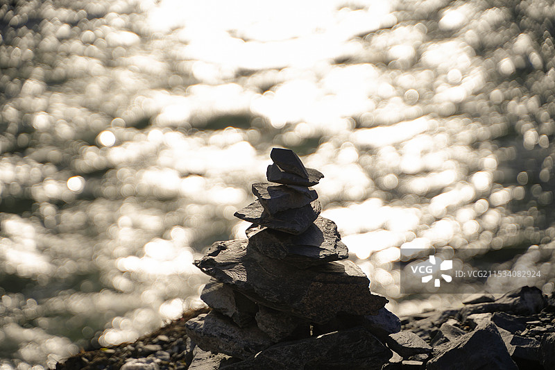 四川甘孜贡嘎水边的尼玛堆图片素材