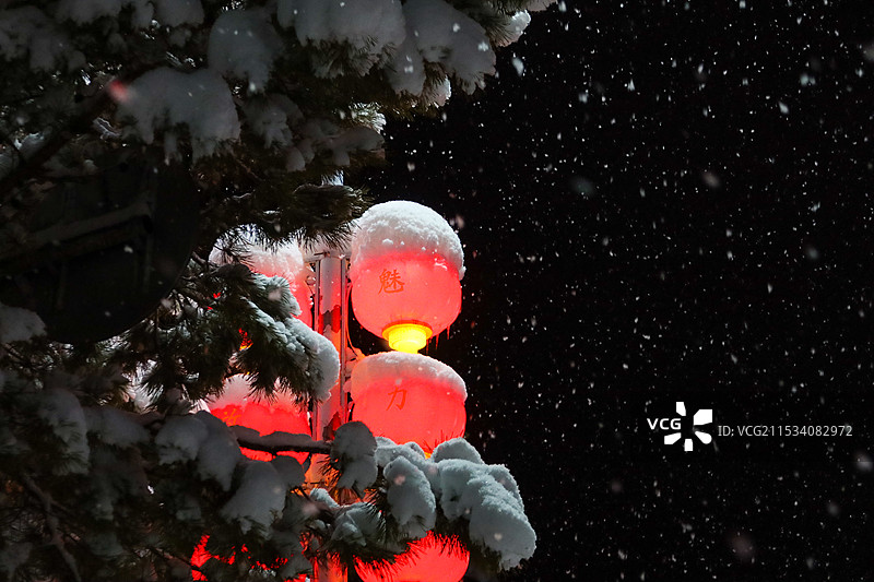 大雪中的灯笼图片素材