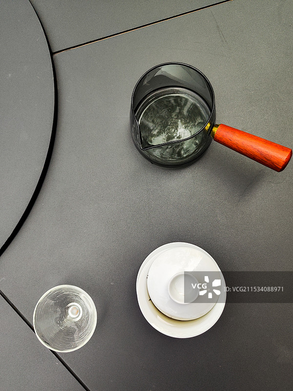 桌上饮料的高角度视图图片素材