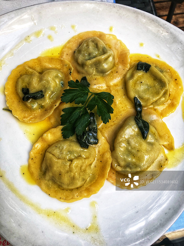 传统意大利芝士饺子配黄油鼠尾草酱图片素材