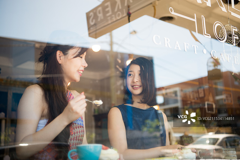 两个人在咖啡馆喝茶图片素材