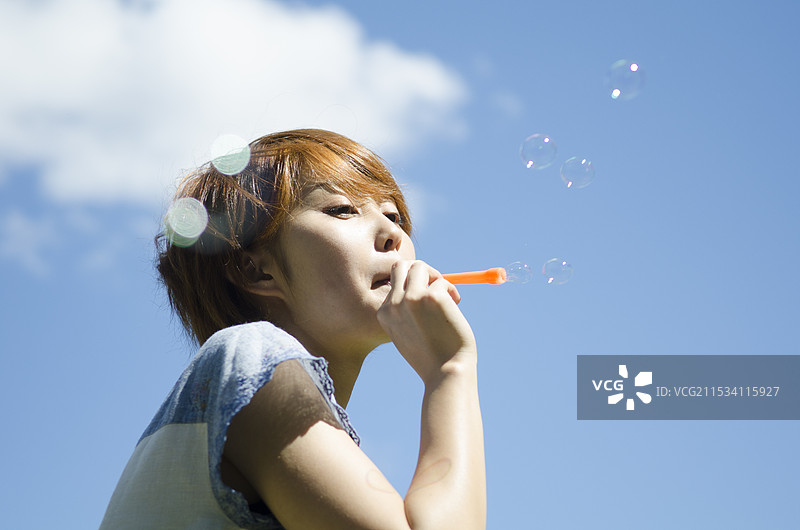女人吹肥皂泡泡图片素材