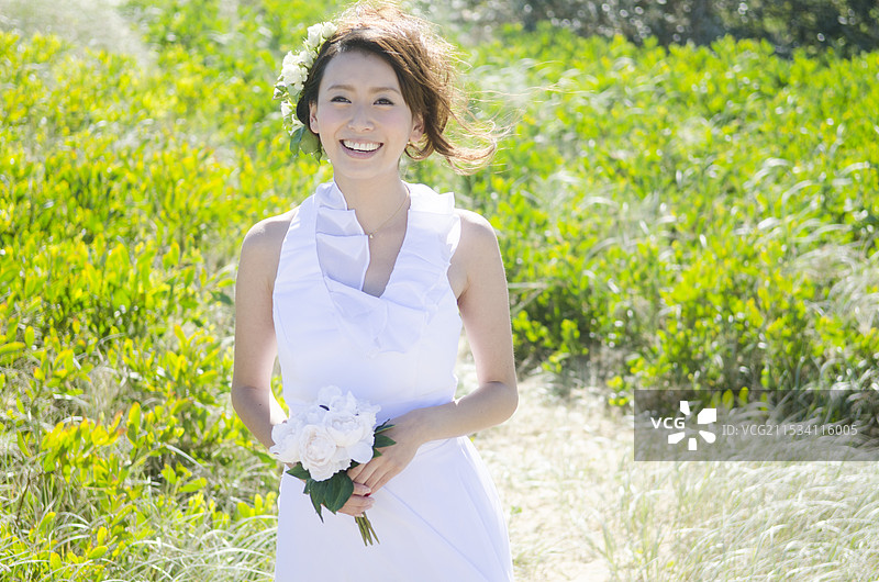 穿着裙子的女人站在草地上图片素材