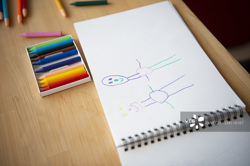 桌子上的素描本图片素材