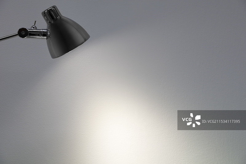 白色墙壁被桌灯照亮图片素材