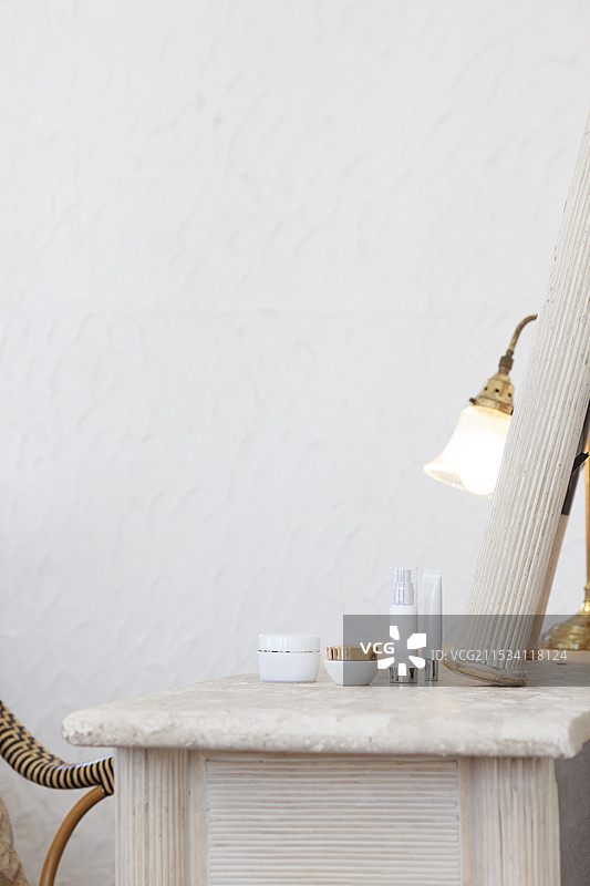 镜子架上的化妆品图片素材