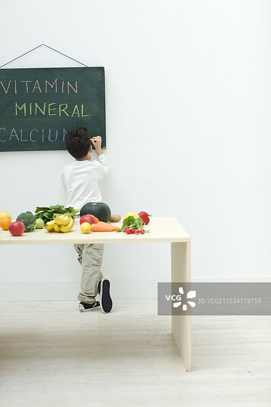 孩子们在思考蔬菜图片素材