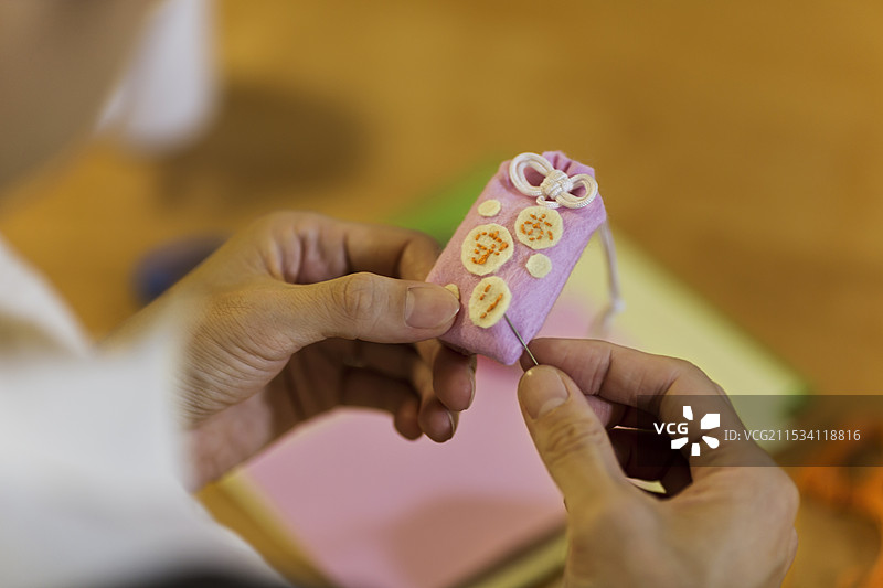 女人在手中制作护身符图片素材