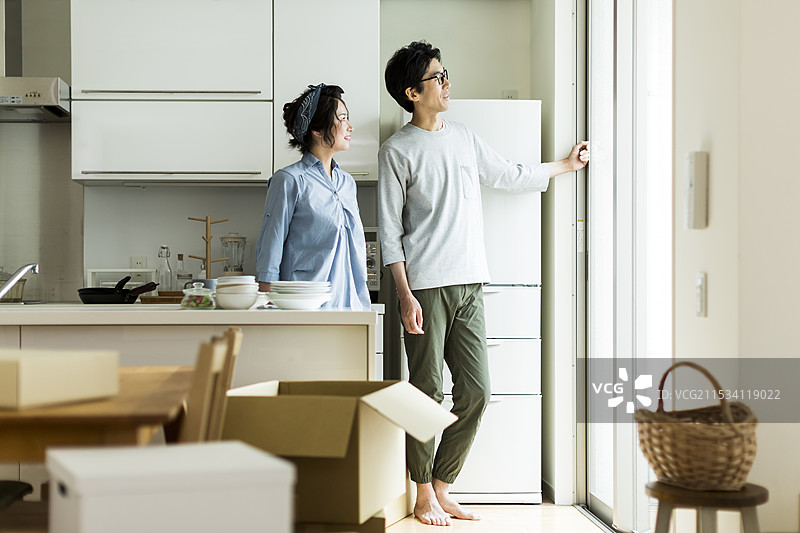 一对情侣站在厨房里图片素材